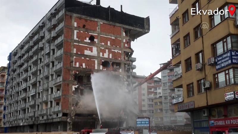 Kentsel dönüşüm projesi kapsamında bazı yapılar yıkıldı