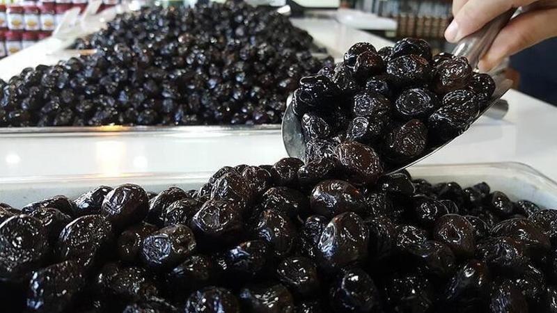 Zeytini karartmak için metal, çabuk olması için kostik kullanıyorlar
