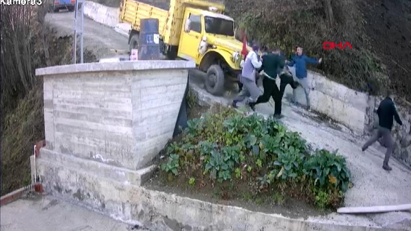 Kayan kamyonun altında kalmaktan saniyelerle böyle kurtuldular