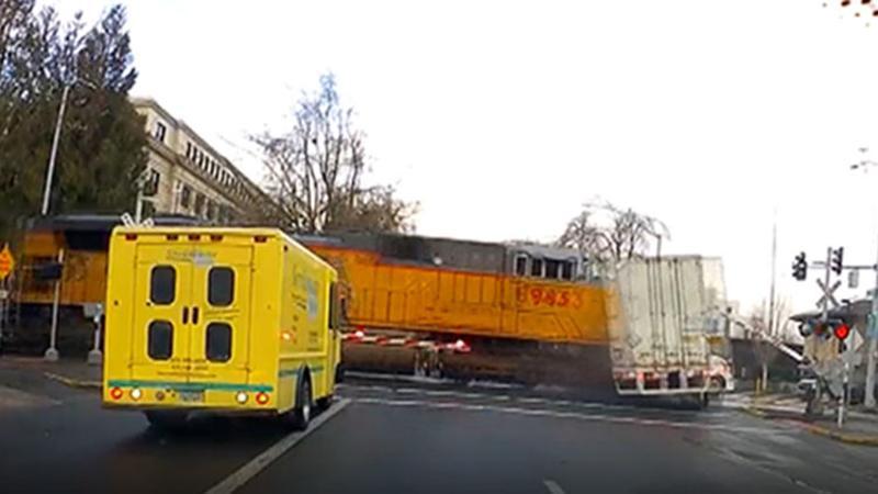 ABD'de tren hemzemin geçitteki TIR´a böyle çarptı