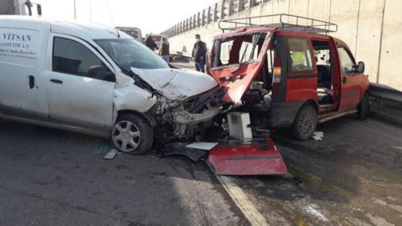 Direksiyonda fenalaşan sürücü önündeki araca çarptı