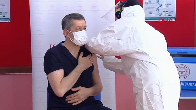 Milli Eğitim Bakanı Ziya Selçuk aşı yaptırdı