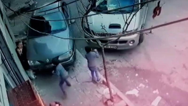Kaldırımda otururken dehşeti yaşadı! Otomobil ile duvar arasına sıkıştı