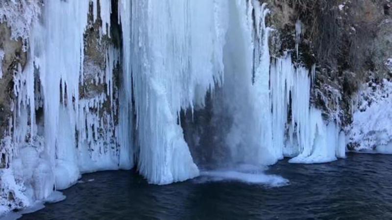 Bayburt'ta dondurucu soğuklarda nehir ve şelaleler buz tuttu