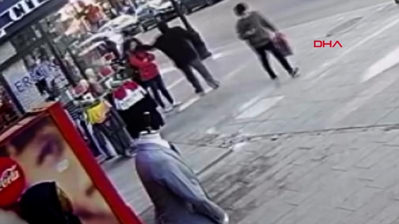 Kaldırımda anneannesini bekleyen Dilek'e yumruklu saldırı kamerada