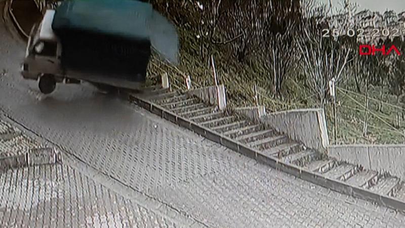 Kağıthane'de yokuştan kayan kamyonet böyle devrildi