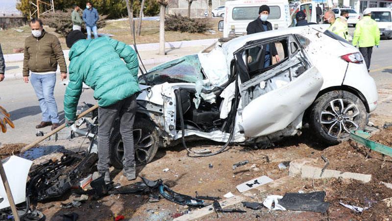 İki otomobil çarpıştı: 1 ölü, 2 yaralı
