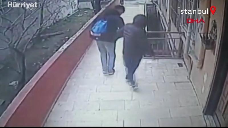 Avcılar'da güvenlik kamerasını gören hırsızlar geri geri yürüyerek binaya böyle girdi