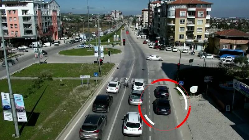 Polisleri fark edince yanındakiyle yer değiştirdi! Trafikte 'pes' dedirten görüntü