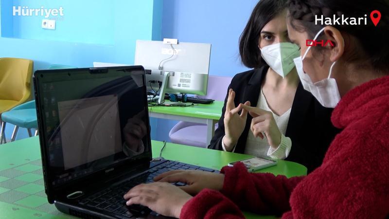 14 yaşındaki Kayser, öğretmeninden Braille alfabesi ve bastonla yürümeyi öğrendi
