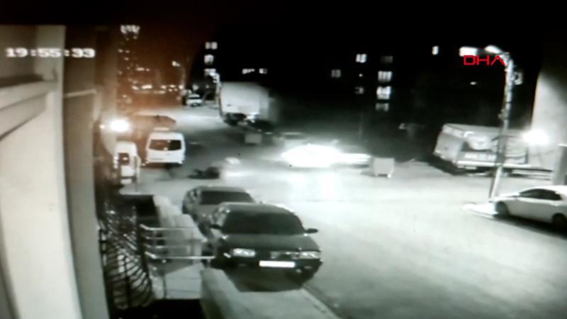 Ümraniye'de feci kaza! Park halindeki otomobilin arasında kaldı