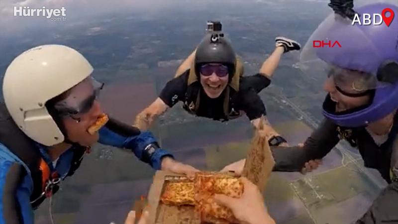 Paraşütçülerden 4 bin 267 metre yükseklikte pizza keyfi kamerada