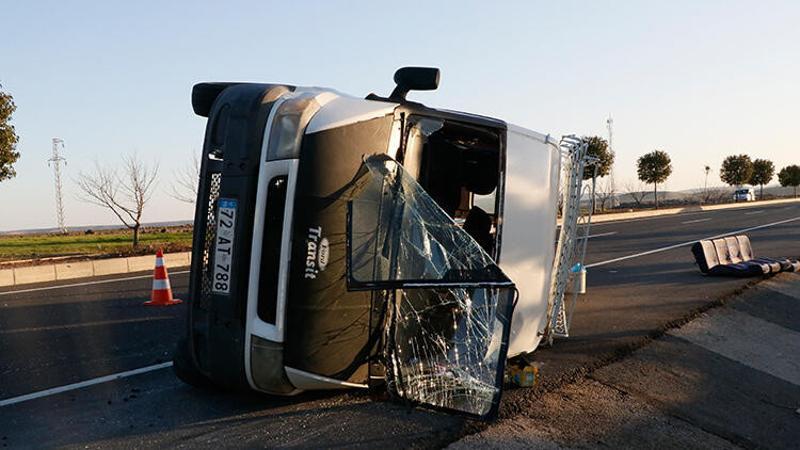 Şanlıurfa'da tarım işçilerini taşıyan minibüs devrildi: 12 yaralı