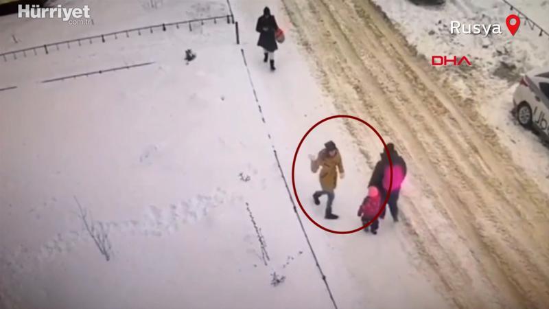 Rusya'da bir kişinin sokakta insanlara saldırdığı anlar kameralara yansıdı