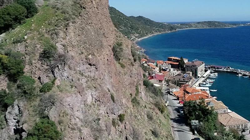 Assos Antik Limanı yolunda bulunan dev kayalara ve taşlara önlem alınacak