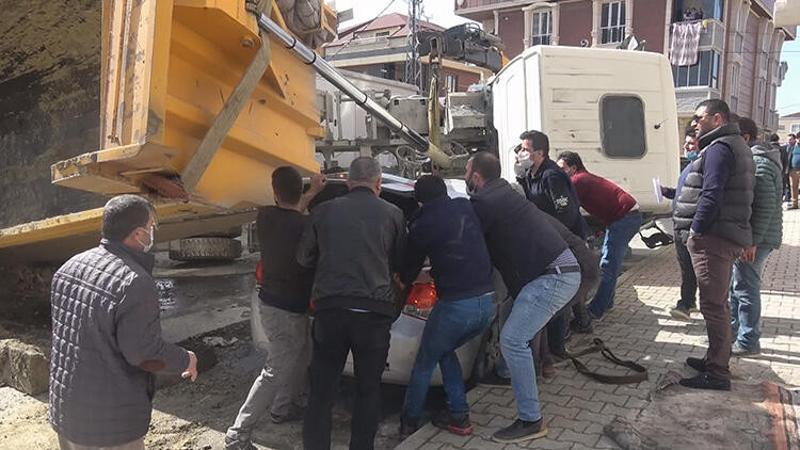 Arnavutköy'de hafriyat kamyonu otomobilin üzerine devrildi