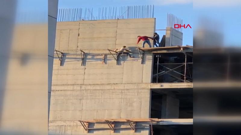 Sultangazi'de inşaat işçisinin hiçbir önlem almadan tehlikeli çalışması kamerada