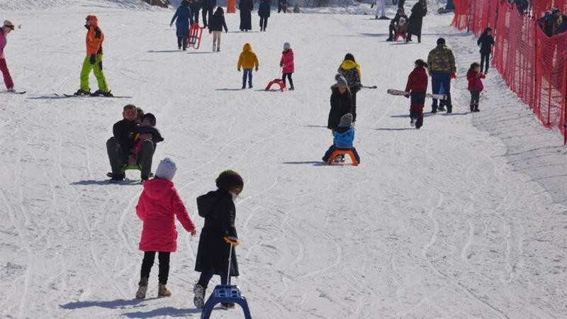 Kısıtlamadan muaf olan turistler hafta sonunda Palandöken'e akın etti