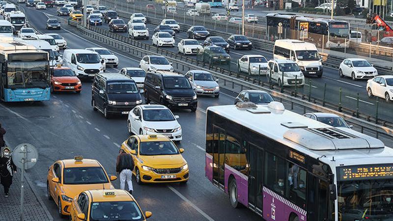 İstanbul'da sokağa çıkma kısıtlamasının sona ermesiyle trafik yoğunluğu arttı