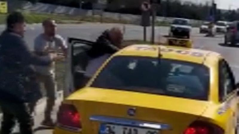 Trafik ışıklarında duran taksiciye böyle saldırdı