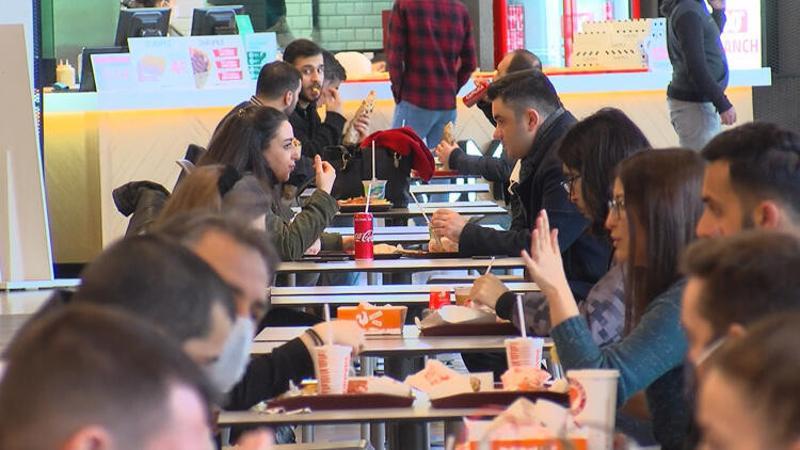 Normalleşmenin ilk gününde AVM'lerin yemek katlarında yoğunluk