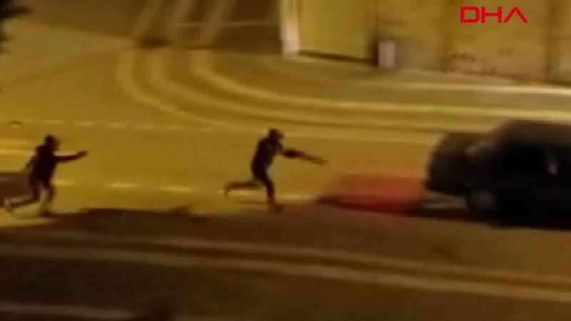 Sokak ortasında silahlı kavga kamerada