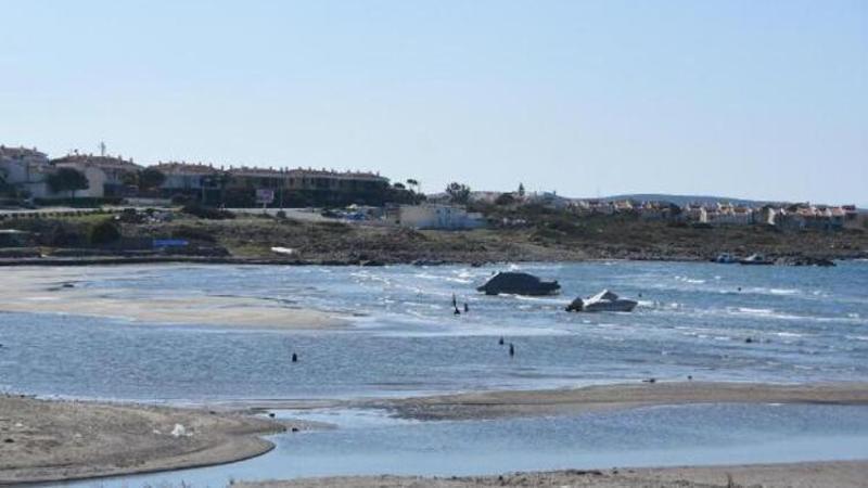 Görüntüler Çeşme'den... Deniz çekildi bazı tekneler karaya oturdu