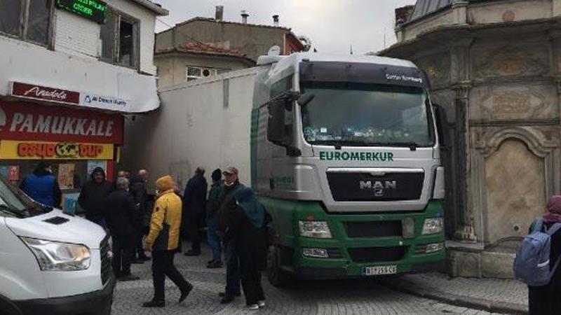 Üsküdar'da TIR dar olan sokakta sıkıştı