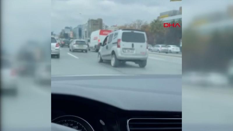 Trafikte herkesi şaşkına çeviren 'zıplayan araç'