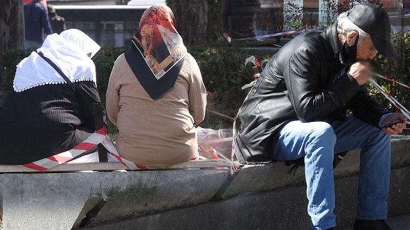 Çorum'da banklara 'şeritli önlem' de işe yaramadı