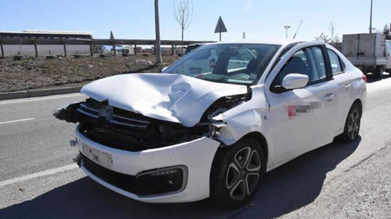 Kopan teli TIR'a takılan elektrik direği otomobilin üzerine devrildi