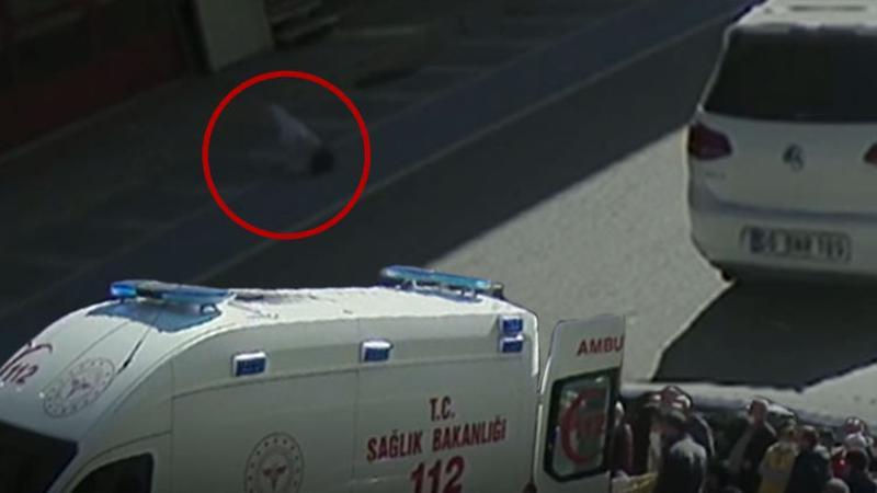 Pencereden düşen çocuk yaralandı, düşme anı güvenlik kamerasına yansıdı