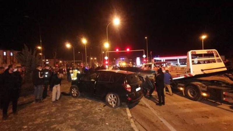 Dinar'da 3 aracın karıştığı zincirleme kaza
