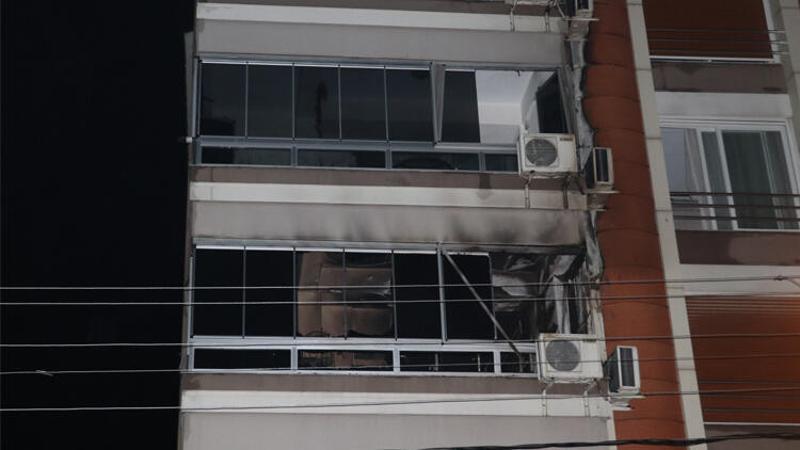 Torbalı'da apartman dairesine yangın! Belediye başkanı dahil 7 kişi dumandan etkilendi