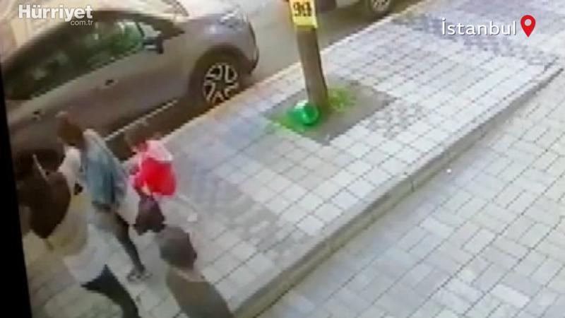 Esenyurt'ta çocuğuyla sokakta yürüyen kadınının telefonu, konuştuğu sırada çalındı