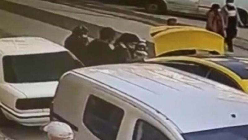 Kucağında çocuğu olan kadına yumruk attı!