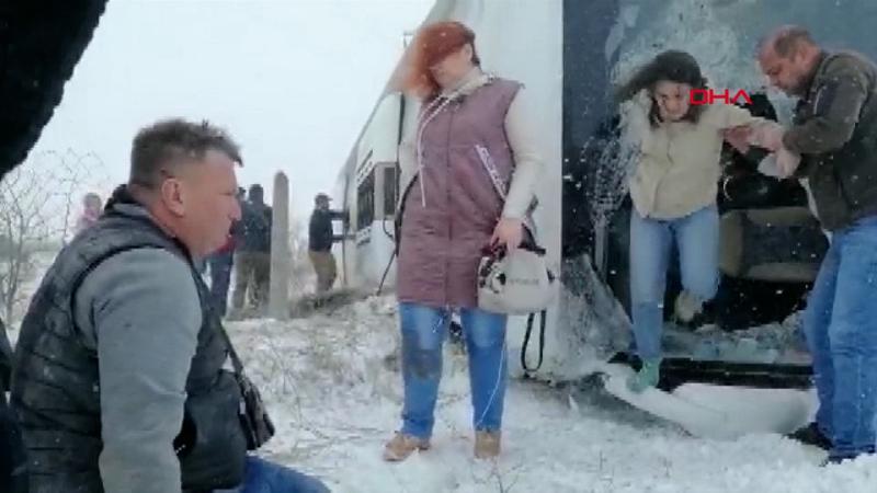 Konya-Aksaray karayolunda iki turist otobüs devrildi