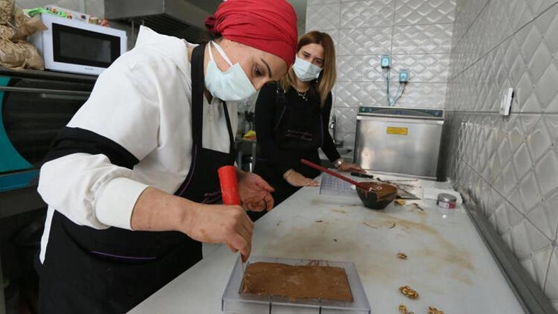Çocukları için çikolata yapımını öğrendi, şimdi imalathane kurdu