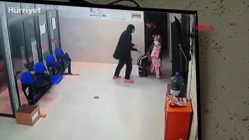 Anne ve babanın çaresiz anları! Sonunda doktorun ayaklarına kapandı...