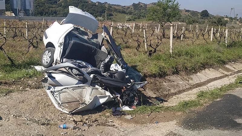 Yoldan çıkan otomobil menfeze çarptı: 3 ölü