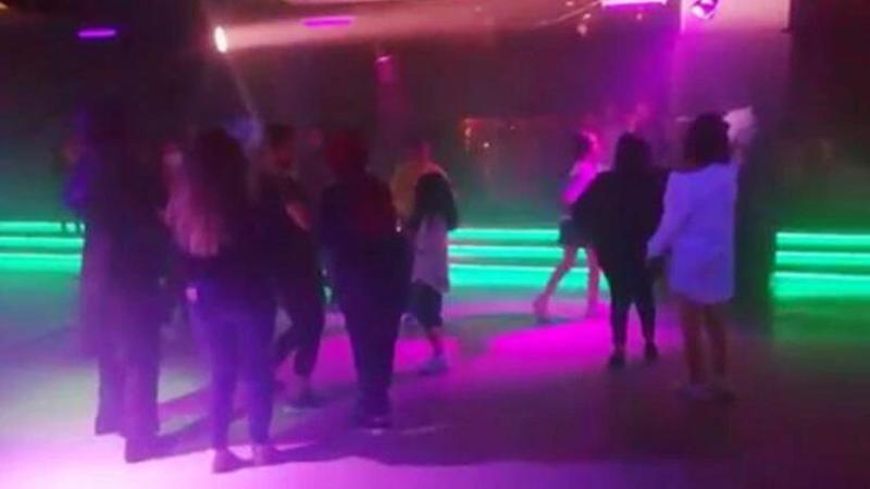 Koronavirüse rağmen termal otelde müzikli eğlence