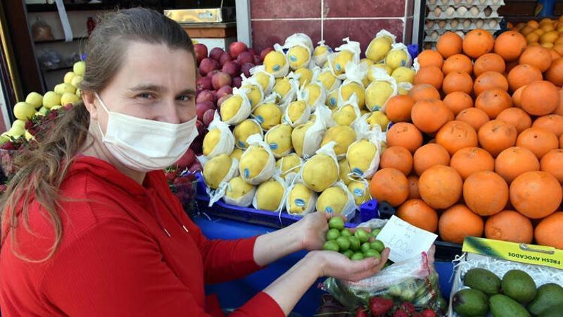Tezgahlarda kilosu 100 liradan satılan erik, 1 saatte tükendi