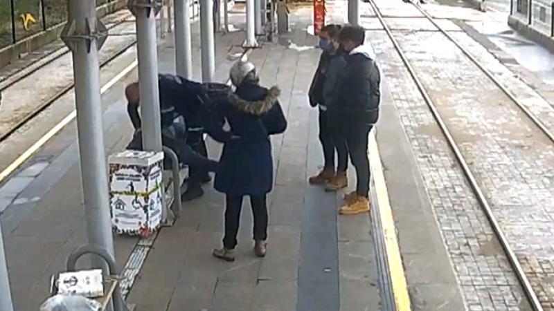 Güvenlik görevlisi, rahatsızlanan yolcuyu kalp mesajı ile hayata döndürdü