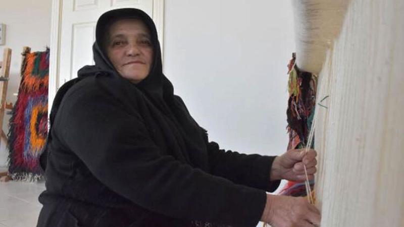 Çeyizinden kalma 'tülüce' kilimini satıp, hacca gitmek istiyor