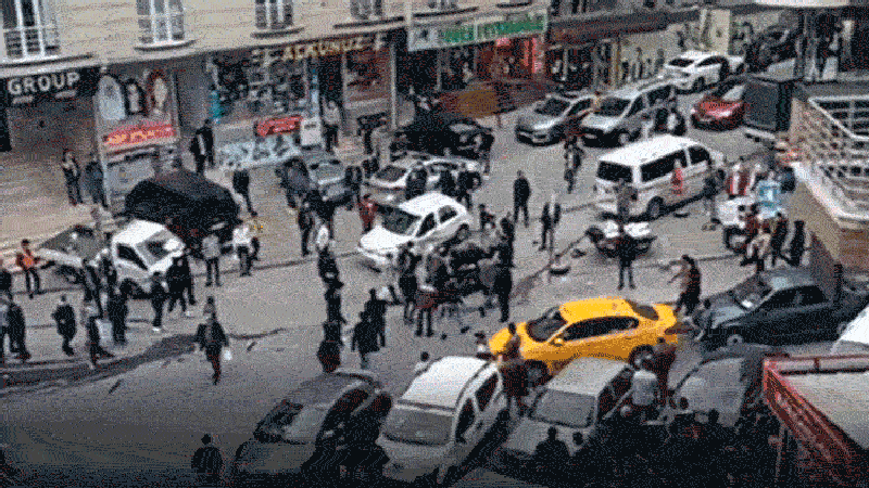 Esenyurt'ta iki grubun öldüresiye kavgası kamerada!