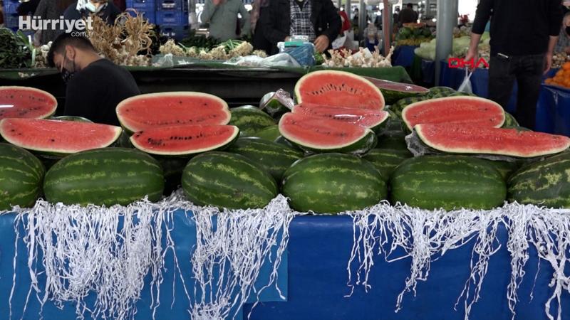 Tanesi 80 lira olan karpuz dilimle satılıyor