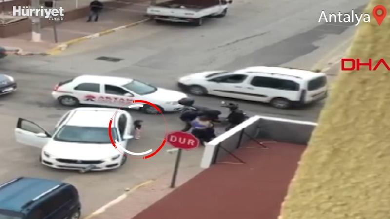 Minik kızın korku dolu anları! Tekmeli yumruklu kavga...