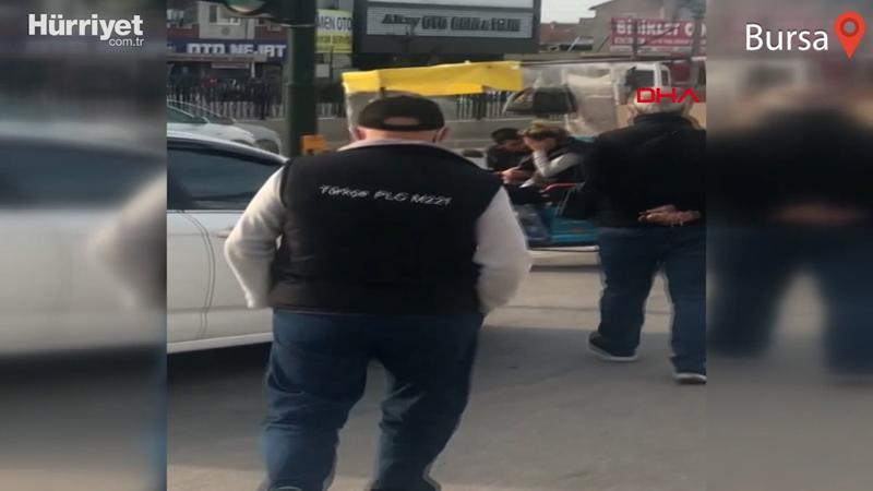 Yanında oturan kadını böyle darp etti