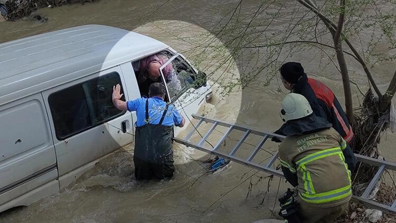 Dereye düşen sürücüyü böyle kurtardılar