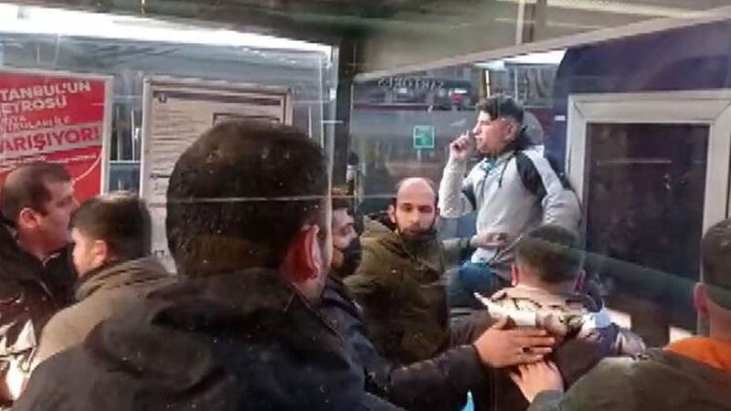 Laleli'de dolu tramvaya binme kavgası kamerada